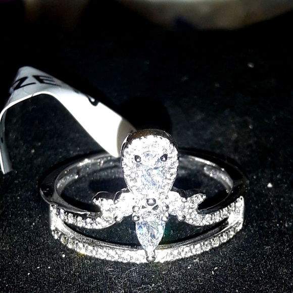 Jewelry - 💌 5 for 15 - Beautiful Size 10 Ring - NWT